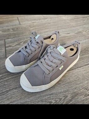 Cariuma OCA Low Canvas Sneaker in Mystic Grey